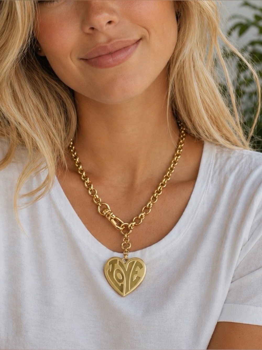NWT Designer L 🩷 V E Necklace